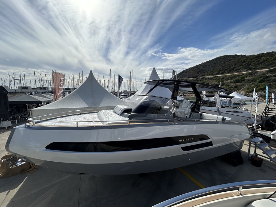 INVICTUS YACHT GT320